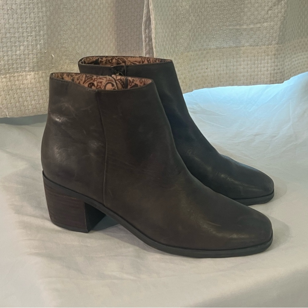 Lucky Brand Brown Leather Stack Heel Size 8 Malvelia Zip Booties Boots Ankle EUC